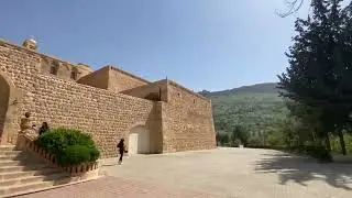 Deyr&uuml;zzafer&acirc;n Manastırı ( Deyrulzafaran Manastırı, S&uuml;ryanice: ܕܝܪܐ ܕܡܪܝ ܚܢܢܝܐ, Dairo d-Mor Ḥannanyo)