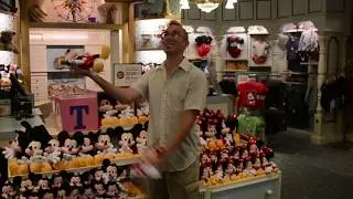 Juggling objects at Disneyland - Cirque Quirk - Professional entertainment