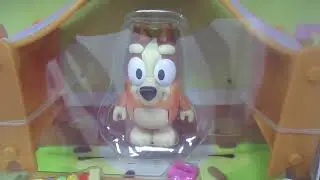 Bluey Bingo's Playroom con Figura de 2.5 Pulgadas, Toldo, Mesa, Computadora, Alfombra y Xil&oacute;fono