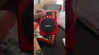#Eimi gadgets a walkman.