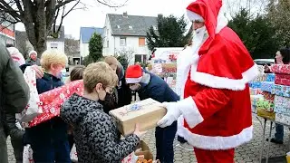 Biker verteilen Geschenke an Grundschule im Flutgebiet