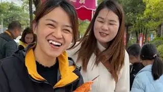 跟大姑姐去摆摊，营业额到底有多少？一家人听后彻底忍不住笑了！ 大姑姐还买了两大袋菜回家，一起吃火锅，幸福感爆棚！#摆摊 #大姑姐 #家庭日常 #创业 #一定要看到结尾
