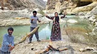 🎣🌊 Fishing in the roaring river by a nomadic couple 💑🏞️