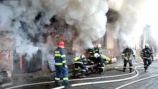🔥 HZS KVK: S rozsáhlým požárem v Nejdku pomáhalo zařízení Cobra