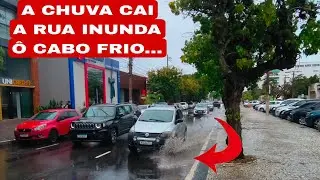 Dias de chuva alagam as ruas de Cabo Frio e deixam comércios vazios. Janeiro é sempre assim.