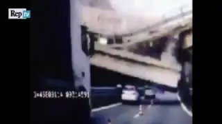 Lecco, un cavalcavia cede sulle auto mentre passa un tir - il momento del crollo