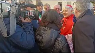 Gravina abbraccia il cardinale Semeraro: il porporato è cittadino onorario