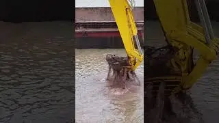 #dredging #excavator #digger #construction #komatsu #heavyequipment