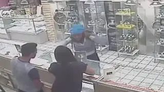 Suspect bolts from jewelry store wearing gold chain