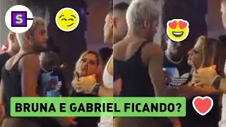 Bruna Griphao e Gabriel Santana se beijam em aniversário de Marvvila