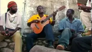 INSOLITE Il joue de la guitare avec une seule corde Brushy One String)