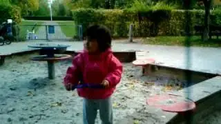 Leloca bricando na Areia-parte2