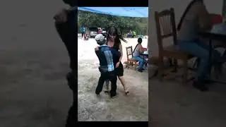 Apa pisaste el perro 🤣😂🤣😂