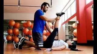 Ejercicios de estiramiento en parejas - recuperación y flexibilidad muscular (voz en off)