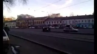 Сотрудники ГАИ толкают Автомобиль Такси