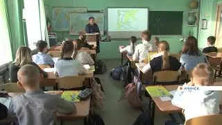 Педагоги и родители прокомментировали ситуацию с ходившей босиком по школе четвероклассницей
