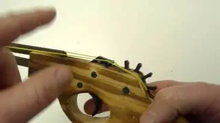 Моё неуклюжее объяснение того, как зарядить пистолет с резинками.