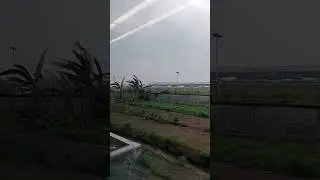 Kereta bandara Melintas Di Samping Runway Bandara Soekarno hatta