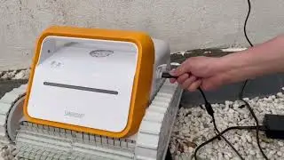 Smorobot Tank X11 Robotic Pool Cleaner - Lights When Charging