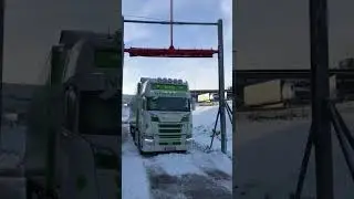 How the roofs of trucks and semi-trailers are cleared of snow and ice in Norway