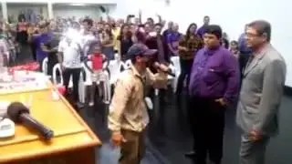 pordiosero intenta cantar¿lo lograra?