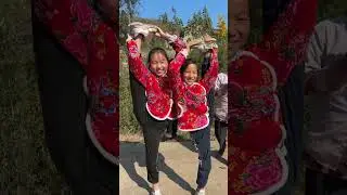 The whole family practices kung fu.#The whole family#Daily training#Basic skills of martia