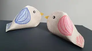 Oiseau avec un rouleau de papier toilette