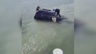 Rescue swimmer saves Virginia woman in crash
