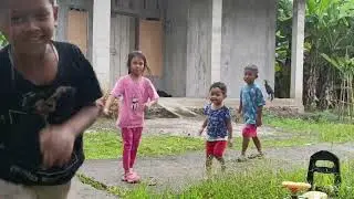 Senangnya main air hujan😁
