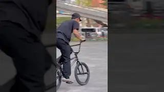 Looks too easy @keiryo_bmx #bmx #fourpegsbmx #bmxflatland #bmxlife #bmxparts