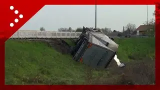 Selvazzano Dentro, camion ribaltato: complicato il recupero