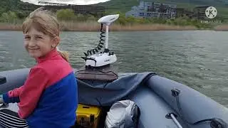 Испытание носового электромотора Haibo IPingvin 65 lbs. И трофейная рыбалка с дочкой.