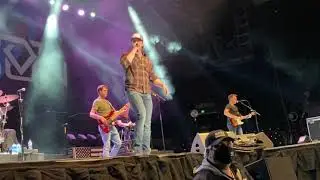 Easton Corbin Sings 