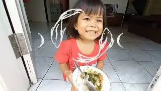freya makan rujak sayur, Ehhh ada Afra dateng ngajak main cari harta karun ....