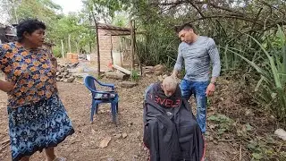 Visitando una familia pobrecita en El Salvador 🚨🚨🚨 hermano de Toñito aprovecha para cortarle el pelo