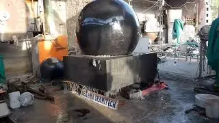 Waterornamenten waterbol,granieten gladde wereldbol,Bol draait in een grijze granieten
