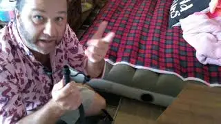 Как надуть надувной матрас ручным насосом.