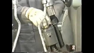 MITSUBISHI UEC LS Marine Diesel Engine  -  01 removing of fuel valve