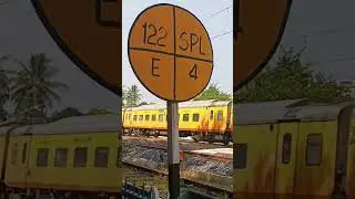 22824 New Delhi - Bhubaneswar Tejas Rajdhani Express crossing Ghatsila railway crossing gate