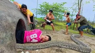 Horrifying! 4 Brave Hunters Ethnic Rescue Girl Attacked by Ferocious Giant Pythons