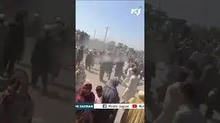Viral Video: Pakistani's Looting Food Truck #pakistanfoodcrisis