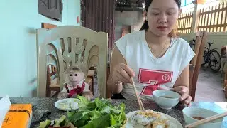 Baby Monkey David followed Mom to have breakfast at the restaurant