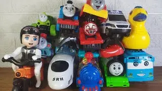 Colecci&oacute;n de juguetes coloridos: trenes, autos y lindas amigas.