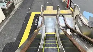 エスカレーター　アリオ亀有から続く歩道橋から降りる。