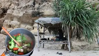 I went to the beach and cooked cuttlefish with broccoli beside a cliff wall. ASMR Cooking