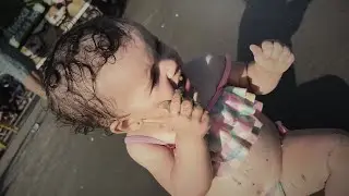 Comendo a areia salgada da praia 