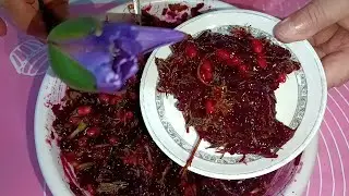 Мариновать капусту  со свеклой, кушать на лета. Это быстро и вкусно.
