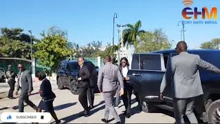 Sa pase nan MUPANAH! 9 manb nan KPT a ak PM Alix Didier Fils-Aime debake vin depoze yon jèb flè. 