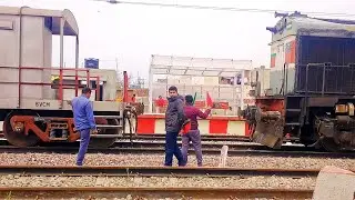 Train Coupling 😍 Dangerous Work in Indian Railways 🇮🇳 | L&Ntilde;X RAILWAYS |