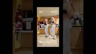 ✨ Hohohoholiday Special ✨ #dancinginthekitchen #christmasbreak #likemotherlikedaughter